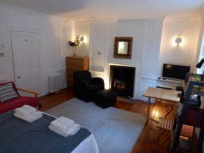 Large Bright Soho Studio flat with Large Terrace